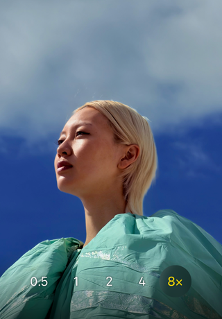 App Cámara en el iPhone 17 Pro, zoom óptico de 0.5x, 1x, 2x, 4x y 8x, con la opción 8x seleccionada 