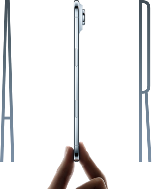 Un pulgar y un dedo índice sostienen un iPhone Air, parte lateral, azul cielo, perfil muy delgado, sistema de cámara Fusion, botones: lateral, Control de la Cámara