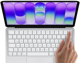 MacBook Neo, color plata, muestra la pantalla de inicio de sesión, el dedo de una persona en el sensor de Touch ID en la esquina superior derecha del teclado