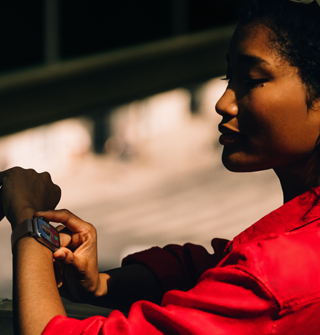 Una persona recibe una llamada en su Apple Watch Series 11