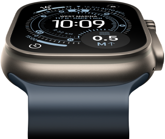 Apple Watch Ultra 3 inclinado hacia adelante, caja de titanio natural, brújula en la carátula Orientación, correa Ocean azul ancla